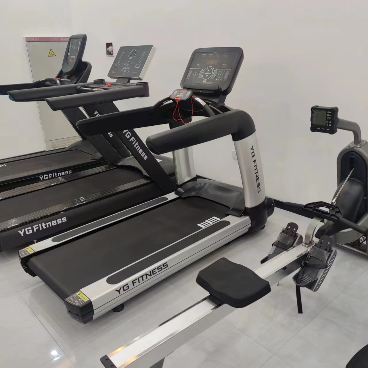 High And Running Gear - Gym Use Electric Treadmill 3 HP